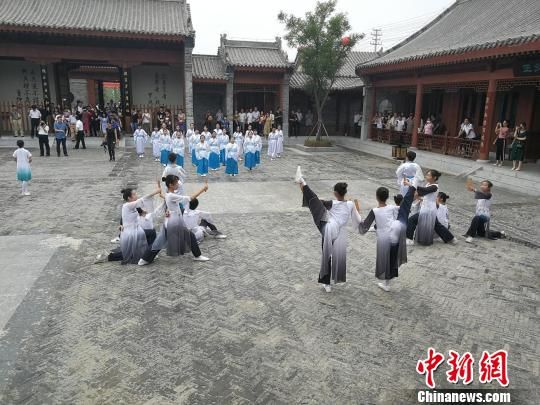 誦讀國(guó)學(xué)經(jīng)典展演。　王鵬 攝