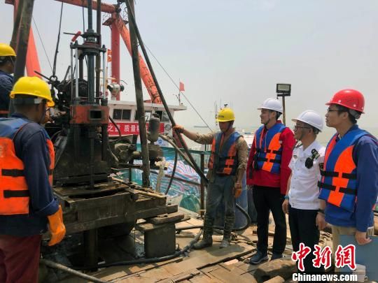 圖為勘察設(shè)計(jì)人員與常熟海事局執(zhí)法船在現(xiàn)場配合鉆探施工?！∥赫?攝