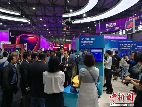 雄安新區(qū)展臺吸引不少眾多觀眾駐足關(guān)注?！∪伟厮?攝
