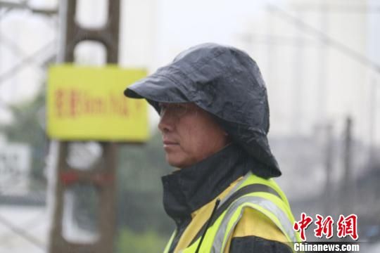 蘭州西工務段蘭州線路車間防護員雨中巡查。　王光輝 攝