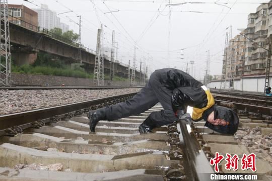 蘭州西工務段蘭州線路車間職工檢查線路幾何尺寸?！⊥豕廨x 攝