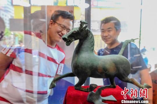 甘肅省博物館將榮登《國家寶藏》的文物銅奔馬和人頭形器口彩陶瓶搬到了絲路如意餐廳，讓顧客在餐廳內(nèi)就能近距離的和文物面對面。　鐘欣 攝