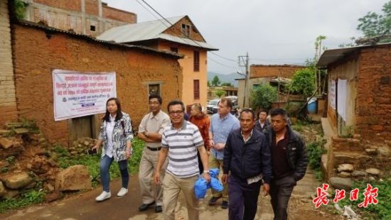 在尼泊爾，武漢市土地利用和城市空間規(guī)劃研究中心設計團隊現(xiàn)場踏勘。(武漢市土地利用和城市空間規(guī)劃研究中心 供圖)