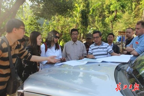 在尼泊爾，武漢市土地利用和城市空間規(guī)劃研究中心設計團隊現(xiàn)場踏勘。(武漢市土地利用和城市空間規(guī)劃研究中心 供圖)