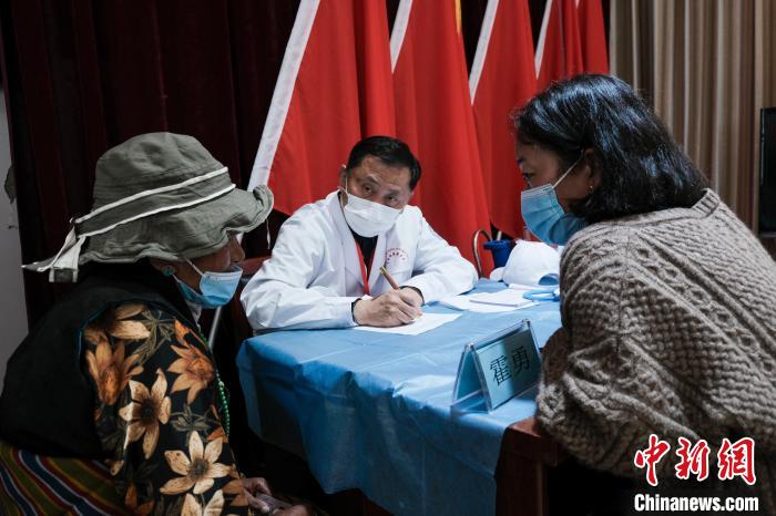 北京大學第一醫(yī)院教授、主任醫(yī)師霍勇在義診現(xiàn)場接診?！〗w波 攝