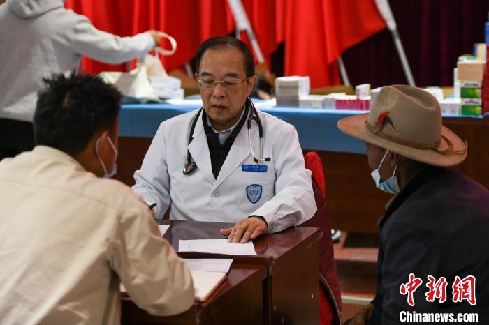 北京大學人民醫(yī)院心臟中心副主任、博士生導(dǎo)師王偉民為農(nóng)牧民問診?！〗w波 攝