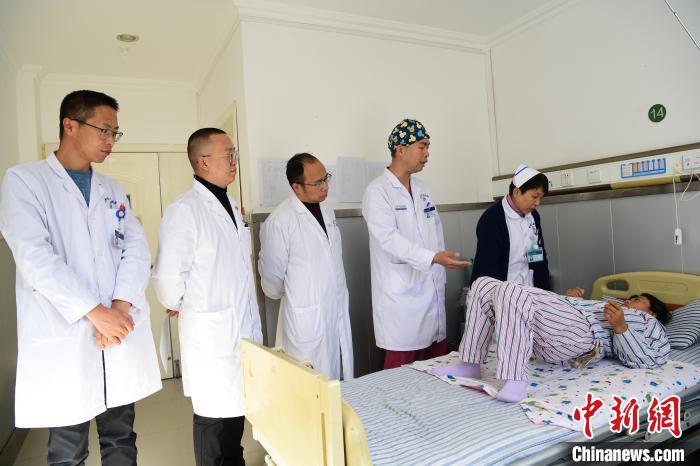 圖為何蔚副主任醫(yī)師(站右二)及團隊術后指導患者進行腰背肌鍛煉。　貢嘎來松 攝