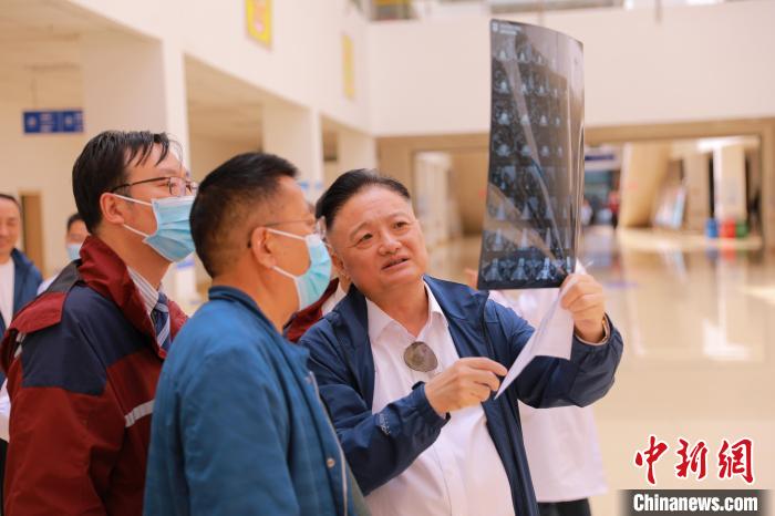 上海專家們采用“一對一”指導(dǎo)等方式，帶動日喀則市人民醫(yī)院科室、醫(yī)生業(yè)務(wù)水平的提升?！∩虾＝淮筢t(yī)學(xué)院供圖