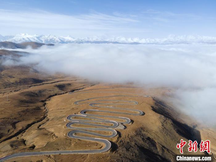 圖為西藏定日縣，前往珠穆朗瑪峰大本營蜿蜒的公路與云海。　江飛波 攝