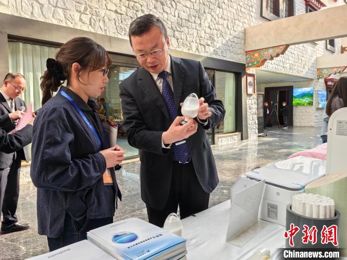 圖為簽約企業(yè)現(xiàn)場推介自己的產(chǎn)品?！≮w延 攝