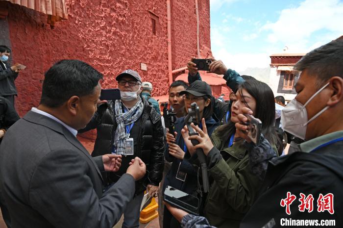 圖為中外媒體采訪布達拉宮管理處相關(guān)負(fù)責(zé)人?！≮w朗 攝