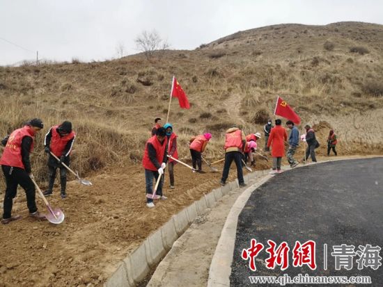 圖為尖扎干部職工生態(tài)建設(shè)和環(huán)境保護(hù)現(xiàn)場(chǎng)。尖宣 供圖