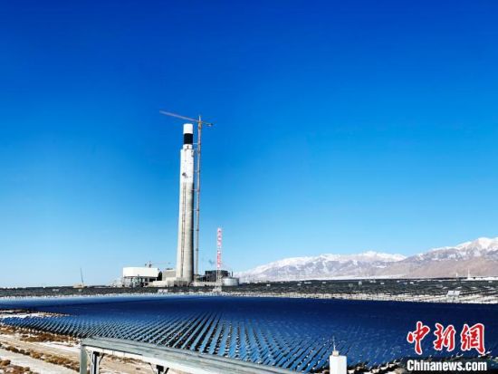 圖為地處柴達(dá)木盆地的光伏電站?！O?！z