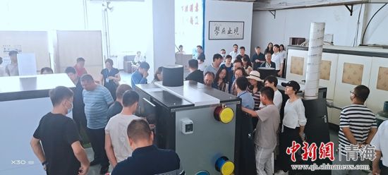 圖為行業(yè)內(nèi)人員進(jìn)行項(xiàng)目參觀。 活動(dòng)主辦方供圖