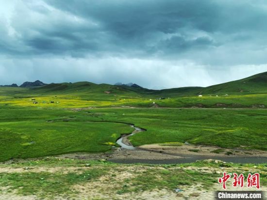 自2005年啟動(dòng)三江源生態(tài)保護(hù)和建設(shè)工程以來(lái)，果洛州共治理黑土灘315.11萬(wàn)畝，使果洛州生態(tài)環(huán)境15年來(lái)得到明顯好轉(zhuǎn)?！O睿 攝