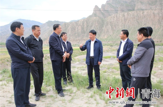 圖為黃南州有關(guān)領(lǐng)導(dǎo)現(xiàn)場踏勘、督導(dǎo)生態(tài)環(huán)保責(zé)任落實(shí)情況現(xiàn)場。黃宣攝