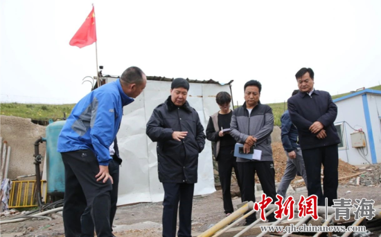圖為黃南州有關領導現(xiàn)場踏勘、督導生態(tài)環(huán)保責任落實情況現(xiàn)場。黃宣攝