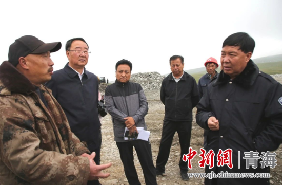 圖為黃南州有關領導現(xiàn)場踏勘、督導生態(tài)環(huán)保責任落實情況現(xiàn)場。黃宣攝