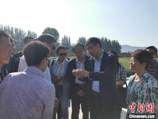 圖為杜德志在基層調(diào)研。受訪者供圖