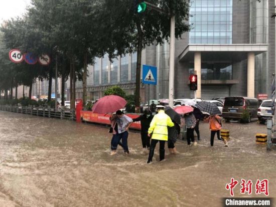 8月28日，青海省東部出現(xiàn)強(qiáng)降水天氣過(guò)程，其中西寧地區(qū)出現(xiàn)入汛以來(lái)雨量最大、強(qiáng)度最大的強(qiáng)降水過(guò)程。西寧交警供圖