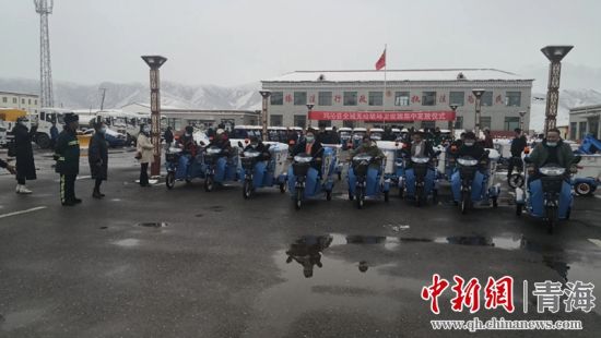 圖為環(huán)衛(wèi)設(shè)施集中發(fā)放儀式現(xiàn)場。甘恩超 攝