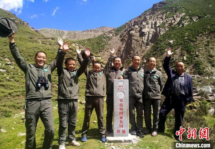 圖為管護(hù)員們難得的一次合影。受訪者供圖