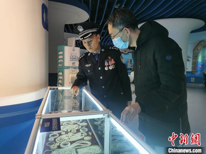 圖為森林警察為游客講解查獲這些象牙制品過程中發(fā)生的真實故事?！∥乃碱?攝