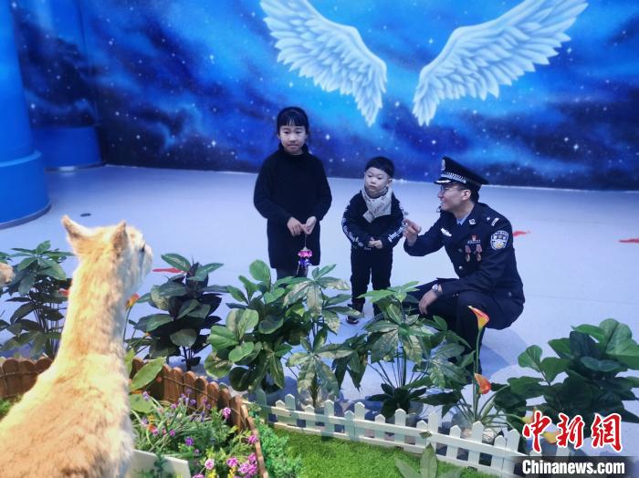 圖為森林警察為小朋友科普野生動物保護知識?！∥乃碱?攝