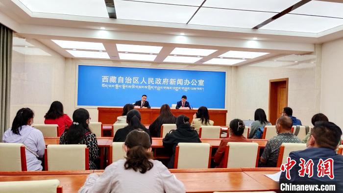 圖為西藏阿里地區(qū)在拉薩召開新聞發(fā)布會，發(fā)布西藏和平解放70年來阿里地區(qū)經(jīng)濟社會發(fā)展成就?！∝暽＠?攝