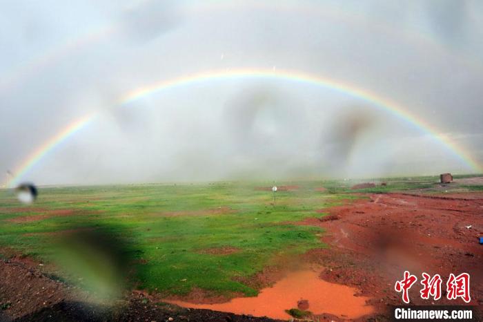 科考隊(duì)員在茲格塘錯采樣返程途中，高原風(fēng)雨彩虹送行?！?lt;a target='_blank' ><p  align=