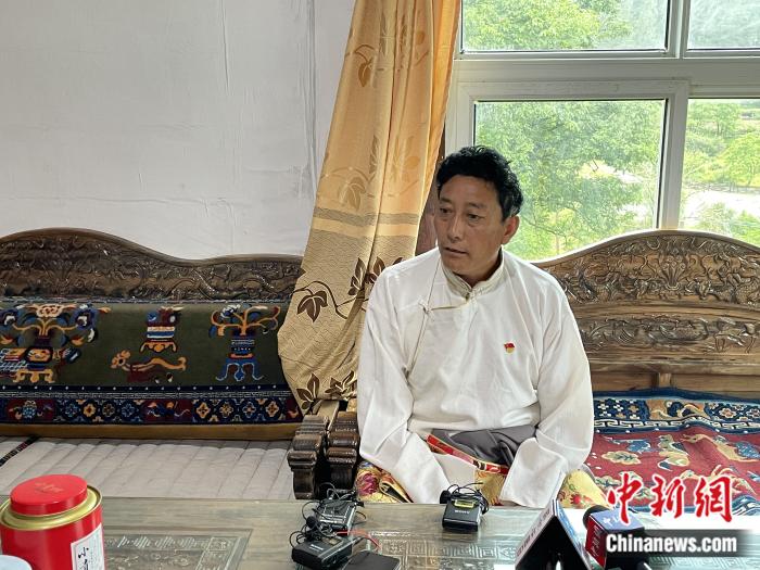 巴卡村黨支部書記、村委會(huì)主任尼瑪次仁。周璟 攝