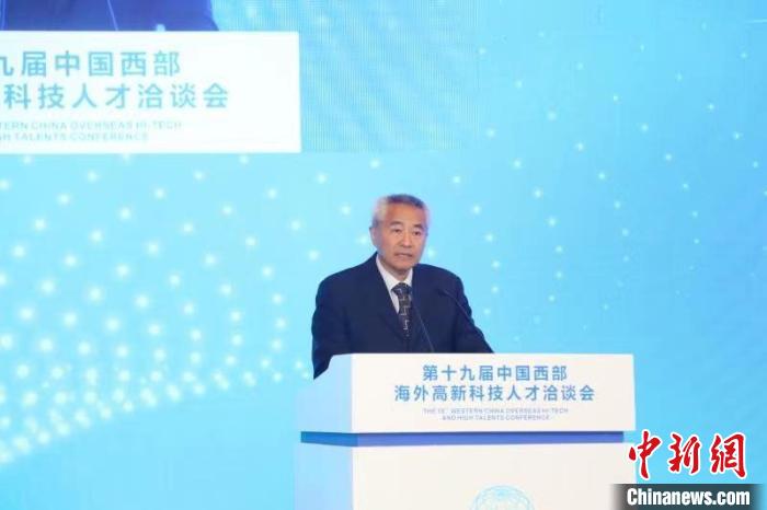 全國政協(xié)副主席、九三學社中央常務(wù)副主席邵鴻出席論壇并致辭。　四川省委統(tǒng)戰(zhàn)部供圖