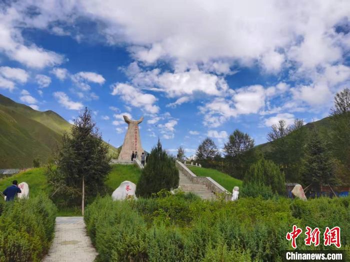 圖為三江源自然保護區(qū)紀(jì)念碑?！∏嗪Ｊ∥幕吐糜螐d供圖