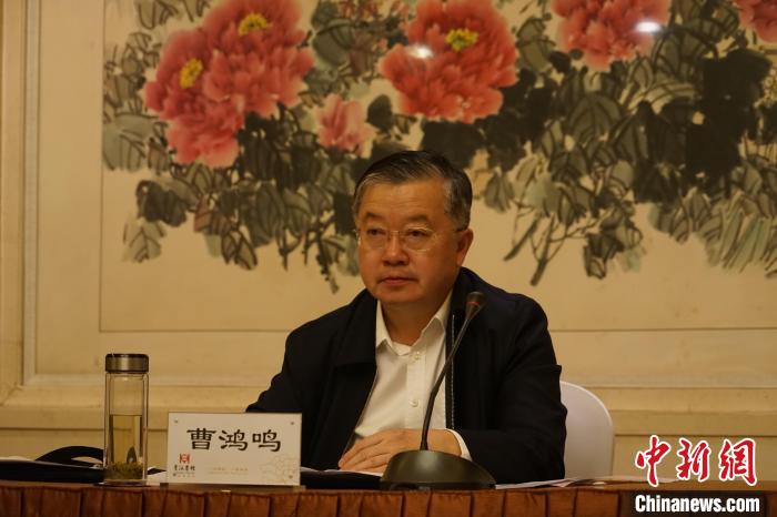 圖為全國(guó)人大常委會(huì)委員、全國(guó)人大華僑委員會(huì)副主任委員、致公黨中央副主席曹鴻鳴講話。　潘雨潔 攝