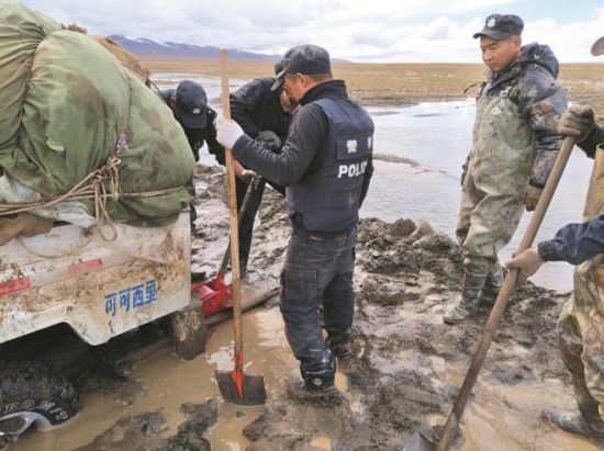 巡山途中車輛陷入泥坑。