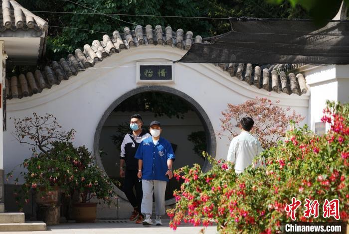 圖為市民在西寧園林植物園內(nèi)觀花賞景?！●R銘言 攝