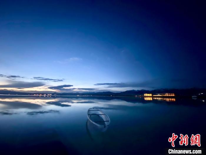 圖為茶卡天空壹號景區(qū)?！±罱瓕?攝