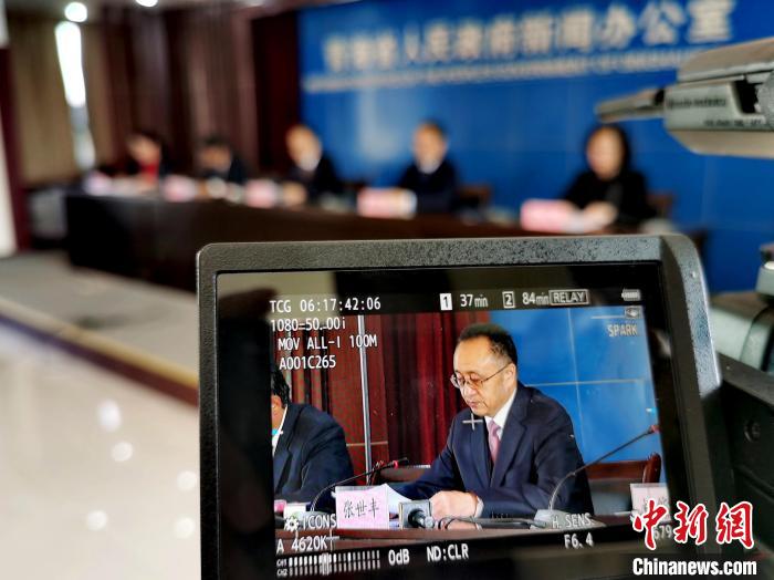 圖為青海省水利廳廳長張世豐參加新聞發(fā)布會(huì)。　張?zhí)砀?攝