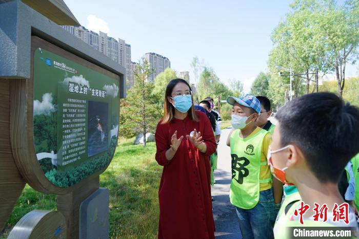 圖為小朋友在青海西寧湟水國家濕地公園內(nèi)學(xué)習(xí)濕地知識(shí)?！●R銘言 攝