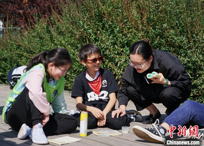 圖為小朋友在青海西寧湟水國家濕地公園內(nèi)認(rèn)識(shí)植物并進(jìn)行繪畫?！●R銘言 攝