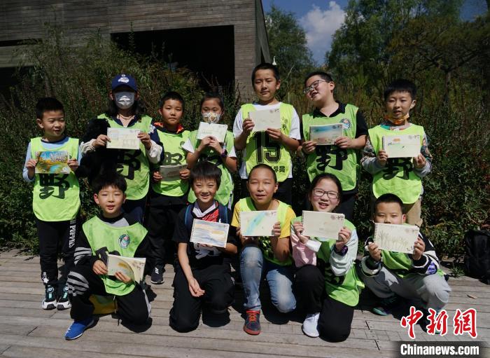 圖為小朋友展示學(xué)習(xí)成果?！●R銘言 攝