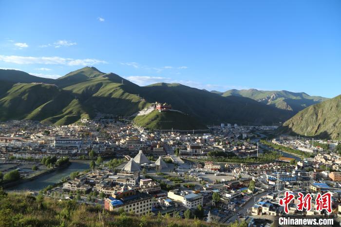 圖為航拍玉樹市?！∮駱涫形麄鞑抗﹫D