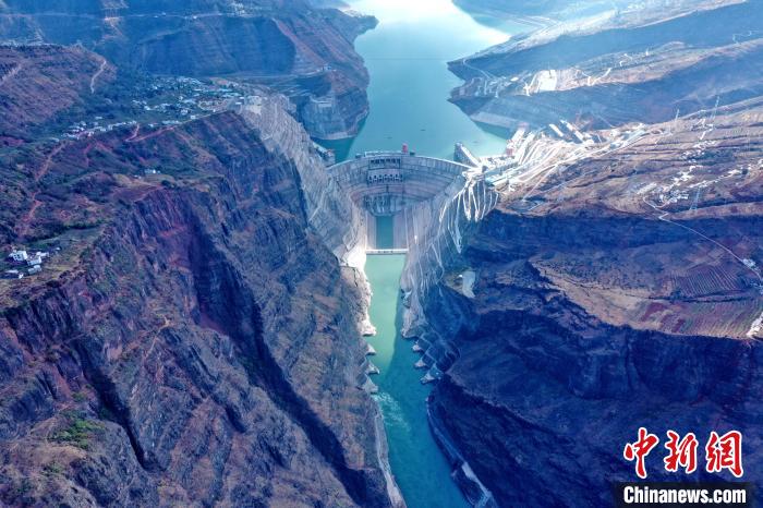 圖為白鶴灘水電站大壩全景圖?！∷娝木止﹫D