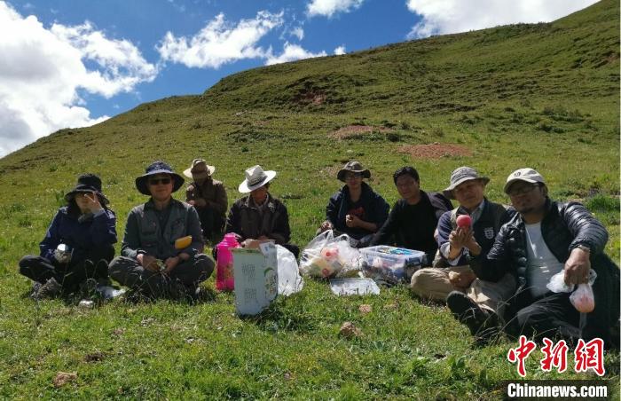 科研團隊在熱魯盆地工作合影?！≈锌圃呵嗖馗咴?供圖
