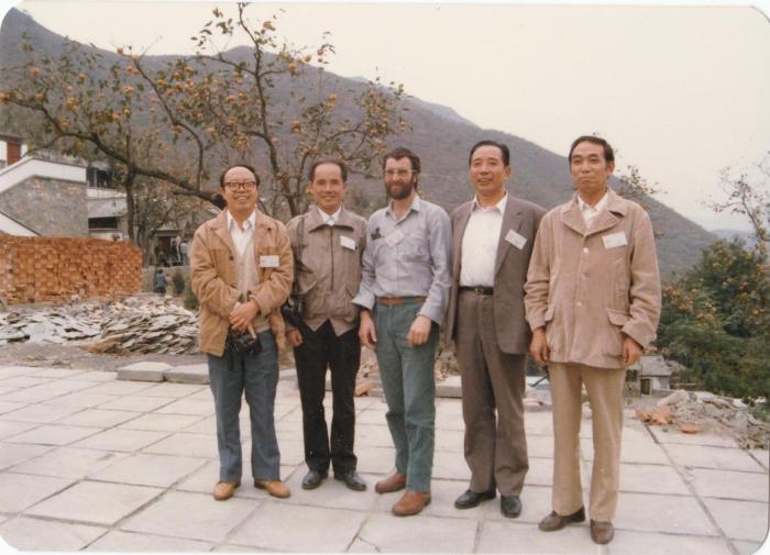 1987年早期脊椎動物國際研討會在中國舉行，劉玉海先生(右一)與中外同行專家合影?！avin Young(澳大利亞) 供圖