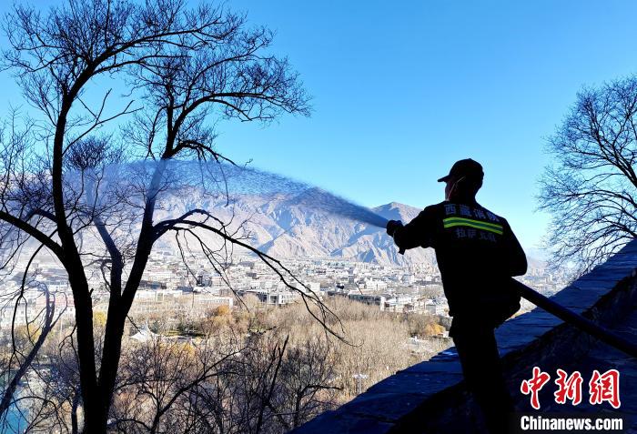 12月6日，布達(dá)拉宮消防救援大隊(duì)在布達(dá)拉宮山體林草區(qū)域開展?jié)窕ぷ??！㈣?攝