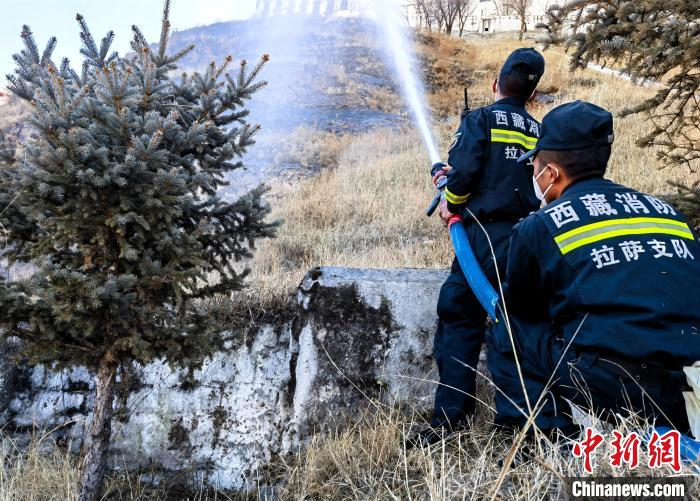 12月6日，布達(dá)拉宮消防救援大隊(duì)在布達(dá)拉宮山體林草區(qū)域開展?jié)窕ぷ??！㈣?攝