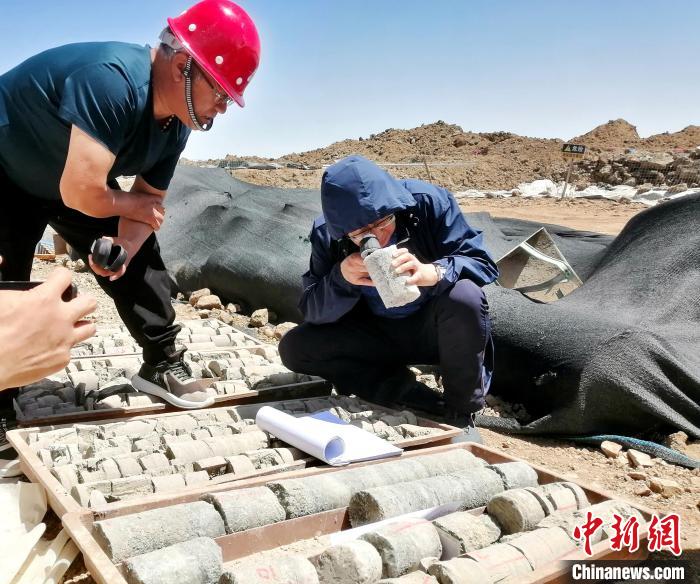 圖為地質(zhì)專(zhuān)家觀察含鹽地層。(資料圖) 柴綜院 供圖