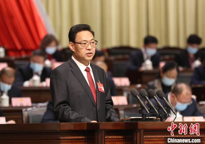 圖為青海省西寧市人民政府代市長(zhǎng)石建平作政府工作報(bào)告?！∑钤鲚?攝