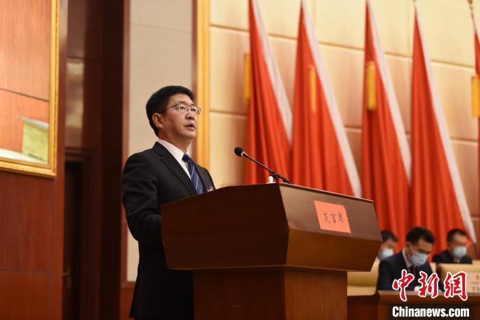 圖為青海省果洛州人民政府州長葉萬彬作政府工作報(bào)告?！　《嘟馨盒?攝